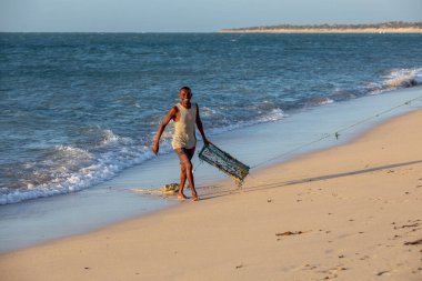 Anakao, Madagaskar - 21 Kasım 2022: Yerel bir balıkçı ve kabukluları yakalamak için bir kafes.