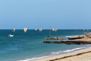 ANAKAO, MADAGASCAR - 24 Kasım 2022: balıkçılar Madagaskar 'da Anakao açıklarında balık tutmak için yelkenli kullanıyorlar. Anakao 'daki ana geçim kaynağı balıkçılıktır..