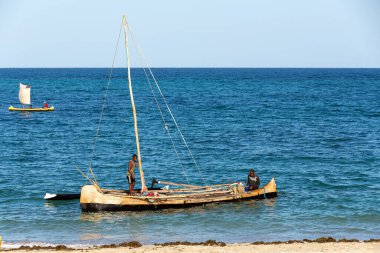 ANAKAO, MADAGASCAR - 24 Kasım 2022: Toliara 'dan Anakao' ya mal taşımak için ağaçtan oyulmuş kano kullanan insanlar. Malagasy geleneksel teknesi yüzyıllardır kullanılıyor..