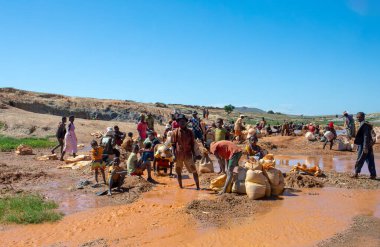 Ihosy, Ilakaka, Madagaskar - 20 Kasım 2022: Yerel halk bir nehirde mücevher ve altın arayışı içinde. Kasaba büyük bir safir üretim ve ticaret merkezidir..