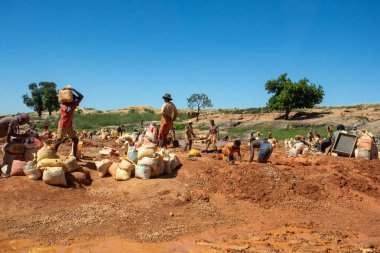 Ihosy, Ilakaka, Madagaskar - 20 Kasım 2022: Yerel halk bir nehirde mücevher ve altın arayışı içinde. Kasaba büyük bir safir üretim ve ticaret merkezidir..