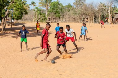 Kivalo, Madagaskar - 8 Kasım 2022: Kivalo köyünden çocuklar okullarının arkasında el yapımı tekstil topuyla futbol oynuyorlar.