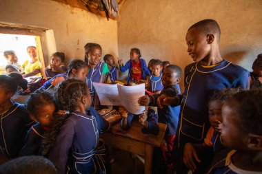 Vohitsaoka, Ambalavao, Madagaskar - 17 Kasım. 2022: Sınıfta mutlu Malagasy okul çocukları var. Okula devam etmek zorunludur, ama birçok çocuk okula gitmez..