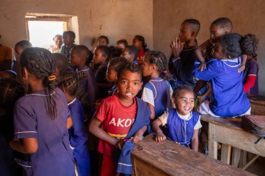 Vohitsaoka, Ambalavao, Madagaskar - 17 Kasım. 2022: Sınıfta mutlu Malagasy okul çocukları var. Okula devam etmek zorunludur, ama birçok çocuk okula gitmez..