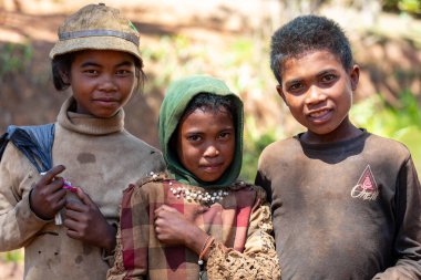 Ambatolampy, Madagaskar - 26 Kasım 2022: Mahalledeki Malagasy çocukları