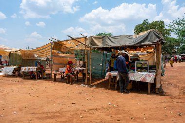 Mandoto, Madagaskar - 9 Kasım 2022: Mandoto 'da sokak pazarında fast food satan hareketli bir sokak pazarı.