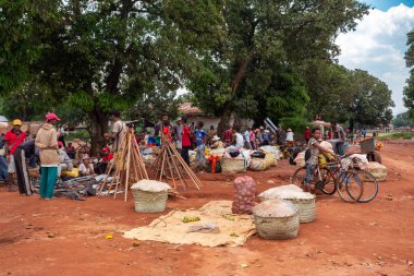 Mandoto, Madagaskar - 9 Kasım 2022: Mandoto şehrindeki sokak pazarı, satıcılar ve sıradan insanların alışveriş yaptığı ve sosyalleştiği yer. Burada hemen hemen her şeyi alıp satabilirsin..