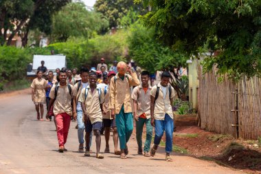 MANDOTO, MADAGASCAR - 9 Kasım 2022: üniformalı Malagasy öğrencileri Madagaskar 'ın geleceği için bir umut sembolüdür. Parlak, hırslı ve dünyayı değiştirmeye kararlılar..