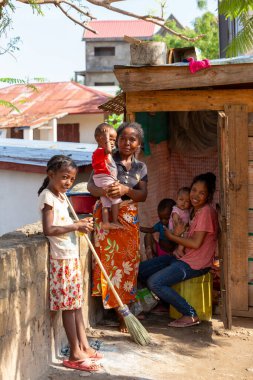 02.11.2022 - Miandrivazo, Madagaskar: Evlerinin önünde çocukları olan iki genç anne.