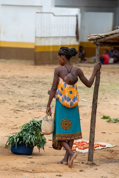 Bekopaka Madagaskar November 2022 Madagassische Frau Läuft Mit Einem Kind — Stockfoto