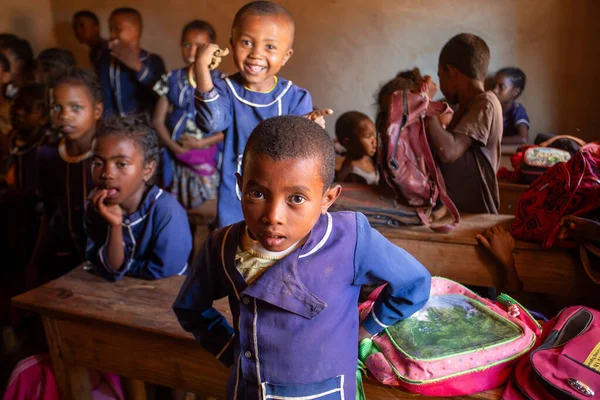 Vohitsaoka, Ambalavao, Madagaskar - 17 Kasım. 2022: Sınıfta mutlu Malagasy okul çocukları var. Okula devam etmek zorunludur, ama birçok çocuk okula gitmez..
