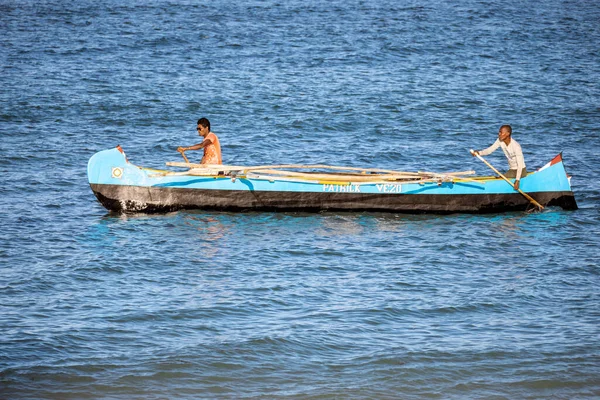 Anakao Madagascar November 2022 Fishermen Using Outrigger Canoe Carved Tree — Stock Photo, Image