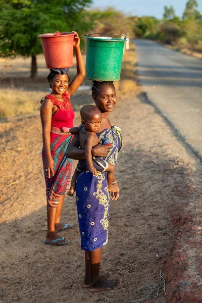 마다가스카르 암실라토 마하보 2022년 11월 아기를 여자와 머리에 컨테이너 마다가스카르 로열티 프리 스톡 사진