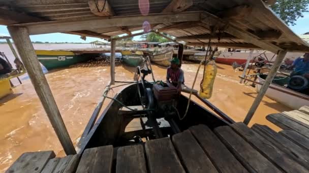 Rio Mania Madagascar Novembro 2022 Homem Habilmente Opera Motor Balsa — Vídeo de Stock