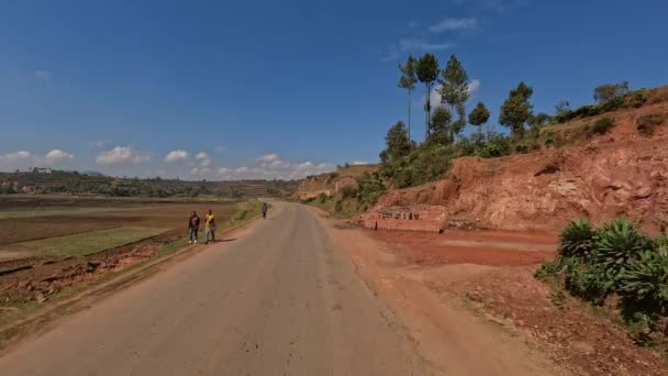 2022年11月9日 马达加斯加安齐拉贝 Antsirabe 当地居民在马达加斯加安齐拉贝农村行走和生活 马达加斯加的大多数道路状况很差 — 图库视频影像