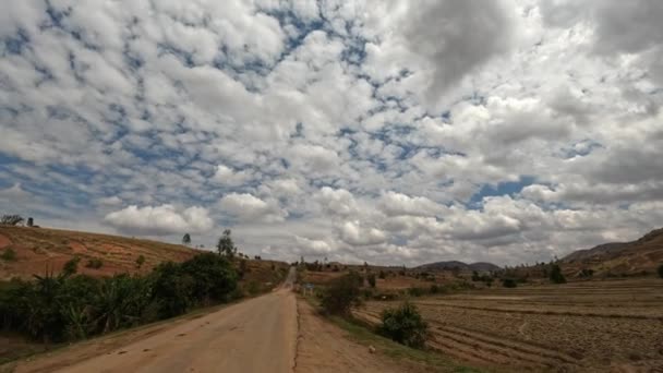 마다가스카르 베타포 2022년 11월 마다가스카르의 삼림지대에서 자동차 아이들은 도로에 구멍을 — 비디오