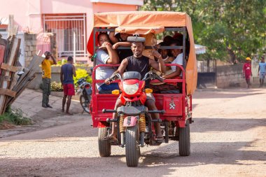 Miandrivazo, Madagaskar - 2 Kasım 2022: Kültürel bir amblem ve ulaşım aracı olarak hizmet veren şehir sokaklarında seyrek görülen bir araç.