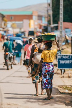 Miandrivazo, Madagaskar - 2 Kasım 2022: Miandrivazo sokaklarında bir grup Malagasy 'li.