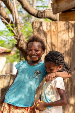Miandrivazo, Madagaskar. 6 Kasım. 2022: Miandrivazo, Madagaskar 'da küçük sevimli bir Malagasy kızı.