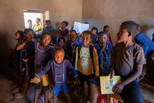 Vohitsaoka, Ambalavao, Madagaskar - 17 Kasım. 2022: Sınıfta mutlu Malagasy okul çocukları var. Okula devam etmek zorunludur, ama birçok çocuk okula gitmez..