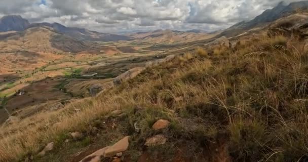 Andringitra Ulusal Parkı Madagaskar Dağ Manzarası Yüksek Tepelerden Inen Patika — Stok video