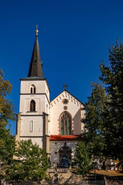 Kutsal Haç 'ın Yücelişi' nin Gotik Ortaçağ kilisesi güneşli yaz gününde kule, Manastır Bahçesi Çeşmesi, Heykel Şıklığı. Litomysl, Çek Cumhuriyeti