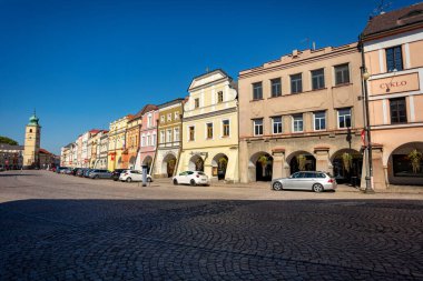 Litomysl, Çek Cumhuriyeti, 29 Eylül 2023: Smetana Meydanı veya ortaçağ renkli gotik ticaret evleri, tarihi rönesans ve barok binaları ile pitoresk Smetanovo adları.