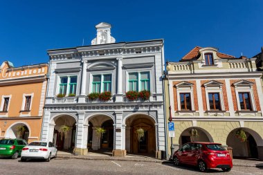 Litomysl, Çek Cumhuriyeti, 29 Eylül 2023: Smetana Meydanı veya ortaçağ renkli gotik ticaret evleri, tarihi rönesans ve barok binaları ile pitoresk Smetanovo adları.