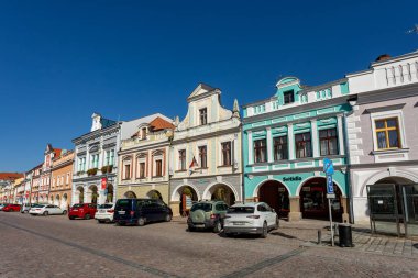 Litomysl, Çek Cumhuriyeti, 29 Eylül 2023: Smetana Meydanı veya ortaçağ renkli gotik ticaret evleri, tarihi rönesans ve barok binaları ile pitoresk Smetanovo adları.