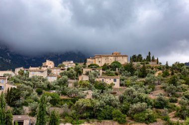 Deia 'nın tarihi merkezi, belediye ve Serra de Tramuntana' nın küçük kıyı köyü. Mimari hazineler, tarihi merkez ve Akdeniz mimarisi. Balear Adaları Mallorca İspanya.