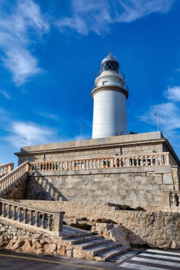 Kaptan Formentor 'un uçurumundaki güzel deniz feneri. Balear Adaları Mallorca İspanya. Tatil konsepti. Mallorca 'da en çok ziyaret edilen yerlerden biri.