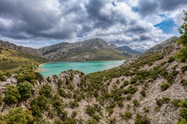 Büyükelçi de Cuber, Mallorca 'nın en yüksek zirvesine yakın Serra de Tramuntana dağlarında bir rezervuar. Balear Adaları Mallorca İspanya. Seyahat acentası tatil kavramı.