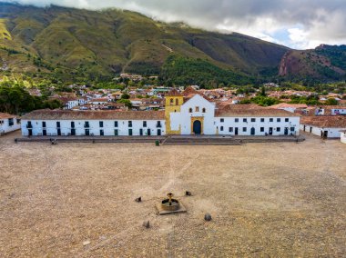Villa de Leyva, Plaza Belediye Başkanı olarak bilinen sömürge kasabası, Güney Amerika 'nın en büyük taş döşeli meydanı, kaldırımlı sokaklar, beyazlatılmış binalar ve tarihi UNESCO mimarisi. Boyaca, Kolombiya.