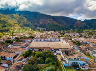 Villa de Leyva, Plaza Belediye Başkanı olarak bilinen sömürge kasabası, Güney Amerika 'nın en büyük taş döşeli meydanı, kaldırımlı sokaklar, beyazlatılmış binalar ve tarihi UNESCO mimarisi. Boyaca, Kolombiya.