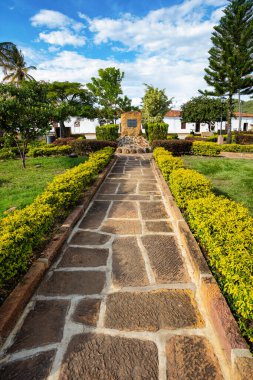Guane Town Plaza 'daki anıt, El Camino Real Trail Barichara. Santander Bölümü 'nün tarihi şehri kaldırımlı sokakları ve güzel sömürge mimarisi var. Kolombiya 'nın en güzel şehri..