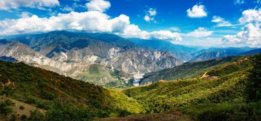 Chicamocha, dünyanın en büyük ikinci kanyonu, Chicamocha Nehri tarafından oyulmuş dik kenarlı kanyon. Kolombiya vahşi doğası. Kanyon, Kolombiya 'nın hazinelerinden biridir.