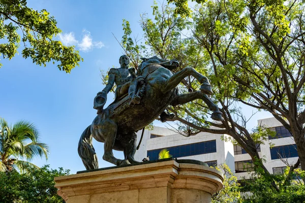Simon Bolivar 'ın binicilik heykeli Bolivar plazasında, Santa Marta, Magdalena Bölümü' nün başkenti. Kolombiya.