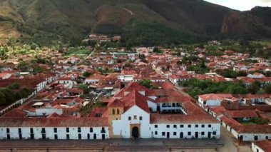Villa de Leyva, Plaza Belediye Başkanı olarak bilinen sömürge kasabası, Güney Amerika 'nın en büyük taş döşeli meydanı, kaldırımlı sokaklar, beyazlatılmış binalar ve tarihi UNESCO mimarisi. Boyaca, Kolombiya.
