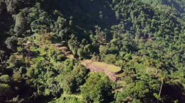 Tayrona medeniyetinin gizli antik kalıntıları Ciudad Perdida Kolombiya ormanının kalbinde. Yukarıdan hava görüntüsü. Kayıp şehir Teyuna. Santa Marta, Sierra Nevada dağları, Kolombiya vahşi doğası