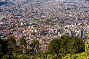 Bogota şehri manzarası, Cerro Monserrate tepesinden manzara. Dağıtım başkenti Bogota, D.C. 'nin başkenti Kolombiya' nın kısaltması ve dünyanın en büyük şehirlerinden biridir..