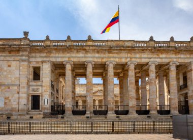 Bogota şehir merkezindeki Bolivar Meydanı 'nda bulunan Capitolio Nacional (ya da National Capitol) binası. Kolombiya Kongresi 'nin iki konağına da ev sahipliği yapar..