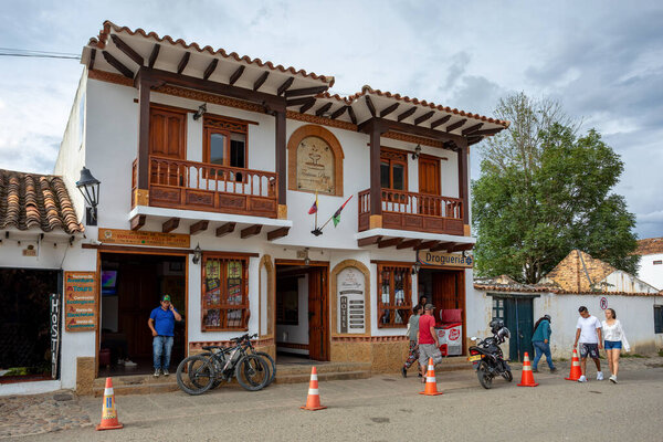 Вилла-де-Лейва, Колумбия - 20 ноября 2023 года: город Коломбо с площадью Plaza Mayor, самой большой каменной площадью в Южной Америке, узкими улочками, белыми зданиями и исторической архитектурой UNESCO.