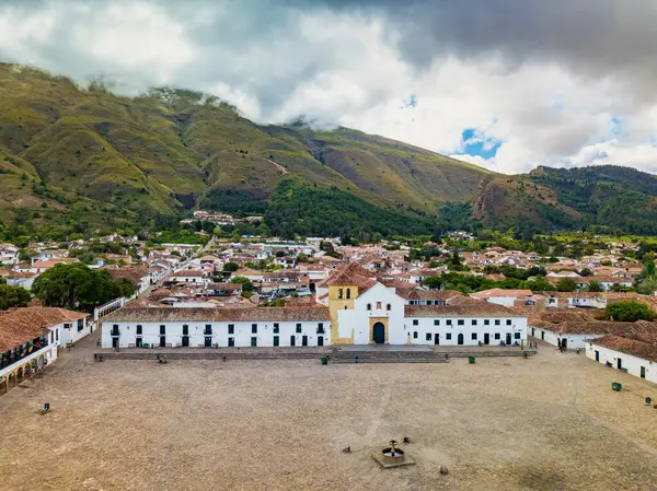 Villa de Leyva, Plaza Belediye Başkanı olarak bilinen sömürge kasabası, Güney Amerika 'nın en büyük taş döşeli meydanı, kaldırımlı sokaklar, beyazlatılmış binalar ve tarihi UNESCO mimarisi. Boyaca, Kolombiya.