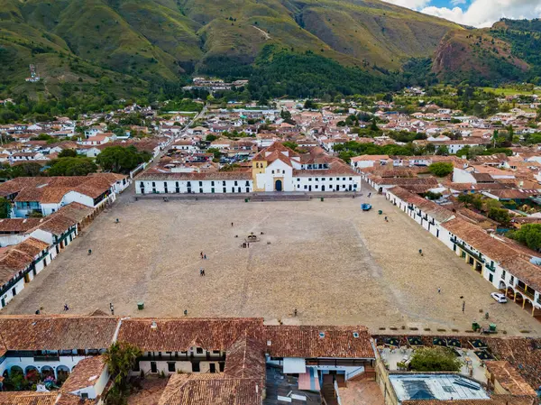 Villa de Leyva, Plaza Belediye Başkanı olarak bilinen sömürge kasabası, Güney Amerika 'nın en büyük taş döşeli meydanı, kaldırımlı sokaklar, beyazlatılmış binalar ve tarihi UNESCO mimarisi. Boyaca, Kolombiya.