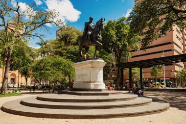 Parque de Bolivar, Antioquia, Kolombiya - 9 Aralık 2023: Antioquia 'nın zengin tarihinin önemli simgelerinden biri olan Simon Bolivar heykelinin özünü yakalayan fotoğraf.