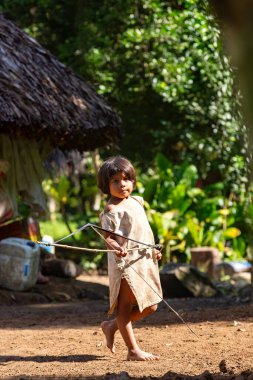 Tayrona, Magdalena, Kolombiya - 21 Eylül 2023: Ciudad Perdida, Magdalena, Sierra Nevada de Santa Marta, Kolombiya yolundaki yerli Koguis çocuğu