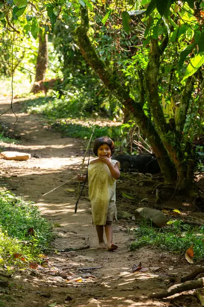 Tayrona, Magdalena, Kolombiya - 21 Eylül 2023: Ciudad Perdida, Magdalena, Sierra Nevada de Santa Marta, Kolombiya yolundaki yerli Koguis çocuğu