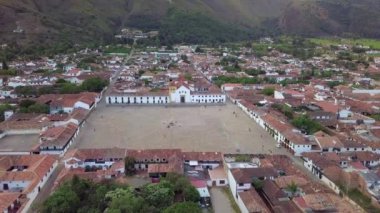 Villa de Leyva, Plaza Belediye Başkanı olarak bilinen sömürge kasabası, Güney Amerika 'nın en büyük taş döşeli meydanı, kaldırımlı sokaklar, beyazlatılmış binalar ve tarihi UNESCO mimarisi. Boyaca, Kolombiya.