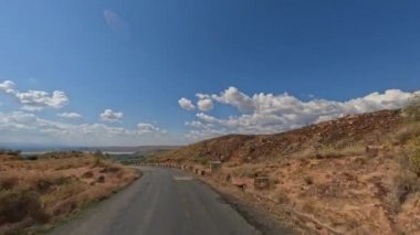 Antsirabe 'den Miandrivazo' ya araba yolculuğu, Madagaskar 'ın orta kesimindeki fakir arazi, ormansız dağlık arazi. Ormanların tahrip edilmesi tarımsal pastoral arazi oluşturur ama aynı zamanda ekoloji sorununa da yol açar.