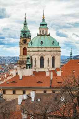 Prag 'ın tarihi Prag kentinin Panorama' sı güneşli bir günde Castle Hill 'den Saint Nicholas Kilisesi' nin önünde manzara. Merkez Bohemya, Çek Cumhuriyeti